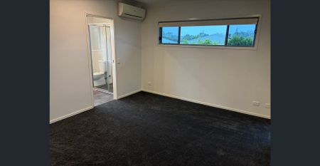 BEAUTIFUL VILLAWORLD HOME IN SOUGHT AFTER PARKSIDE ESTATE!! - Photo 3