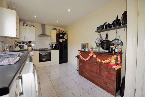 4 bedroom House in Langdale Avenue, Leeds - Photo 1