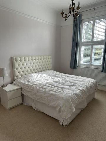 Large Double Room - Photo 4