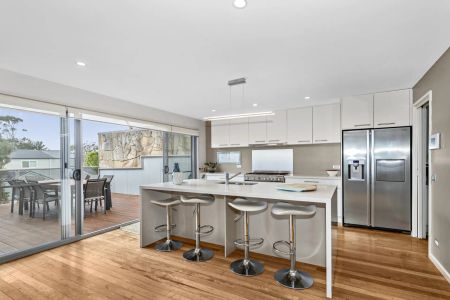 Coastal Living with 5 Bedrooms - Photo 4