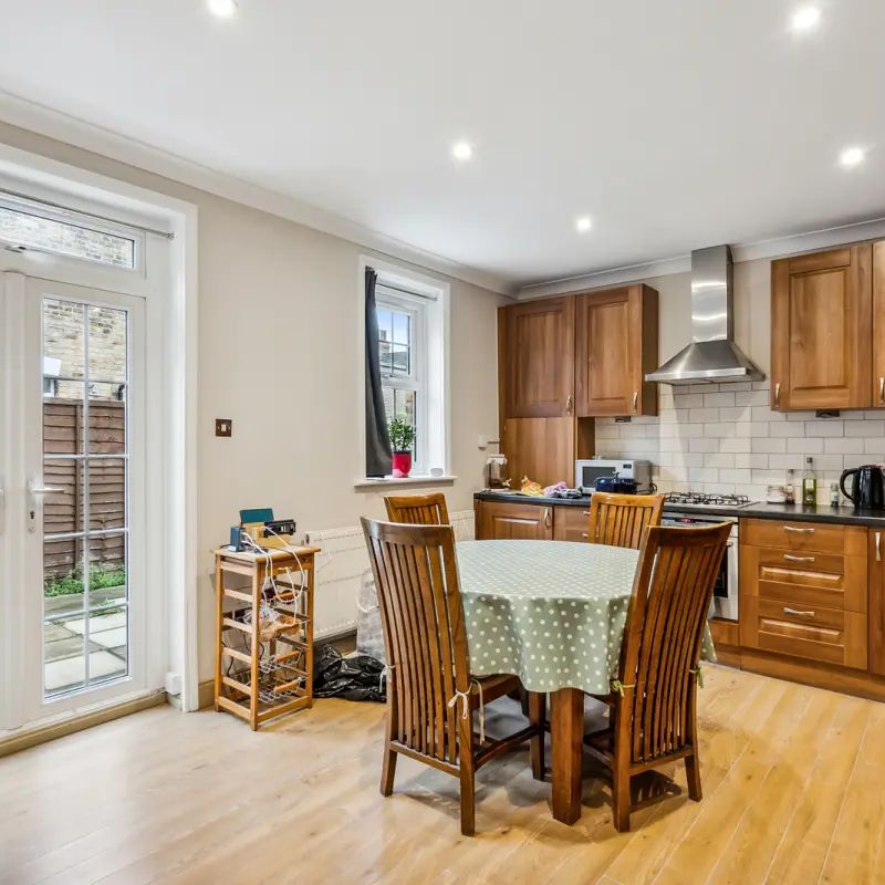 2 bedroom flat in London - Photo 1