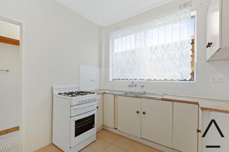 Updated And Spacious Two Bedroom Apartment, Conveniently Located Only Minutes To Dulwich Hill Station - Photo 3