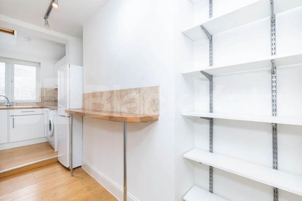 Located off the high street a 1 bedroom property close to Arsenal Station - Photo 1