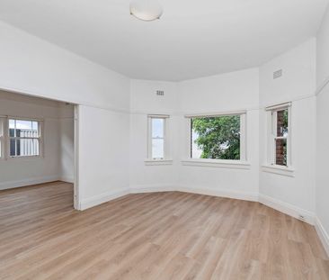 Three bedroom apartment with harbour views - Photo 1