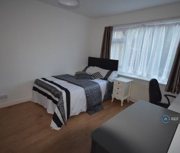 4 bedroom semi-detached house to rent - Photo 5