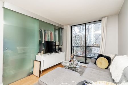 Vibrant Yaletown Living: Modern 1-Bed Suite with Central Location and Modern Amenities - Photo 4
