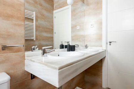 Calle de Fernández de los Ríos, Madrid, Community of Madrid 28015 - Photo 2