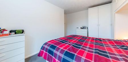 2 Bedroom, 1 bath, 1 reception Flat - Photo 2