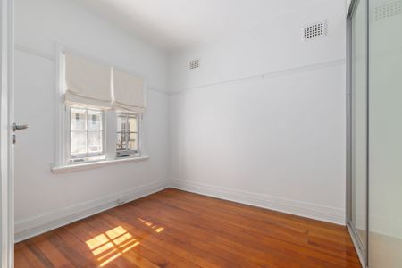 Elegant Art Deco Apartment with Sunroom and Leafy Outlook - Photo 3