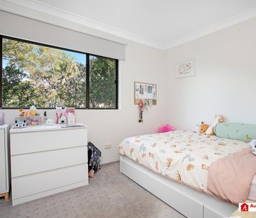 Spacious & Fantastic Townhouse With North Facing Courtyard in Prime... - Photo 2