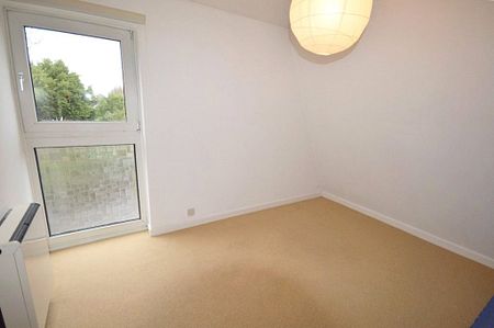 2 Bedroom Flat / Apartment - Lansdowne Avenue, Winchester - Photo 3