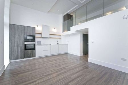 Large, well-proportioned one bedroom apartment on the first floor of a historic conversion. - Photo 5