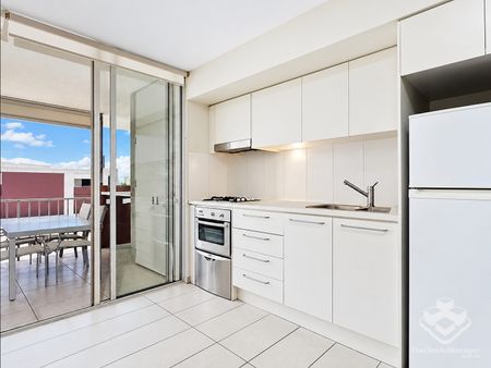 Top-Floor Furnished 1 Bedroom Apartment - Photo 3
