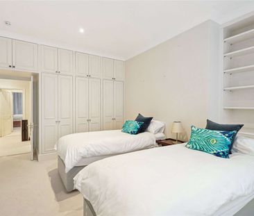 A charming three bedroom apartment in a prime Chelsea location with... - Photo 2