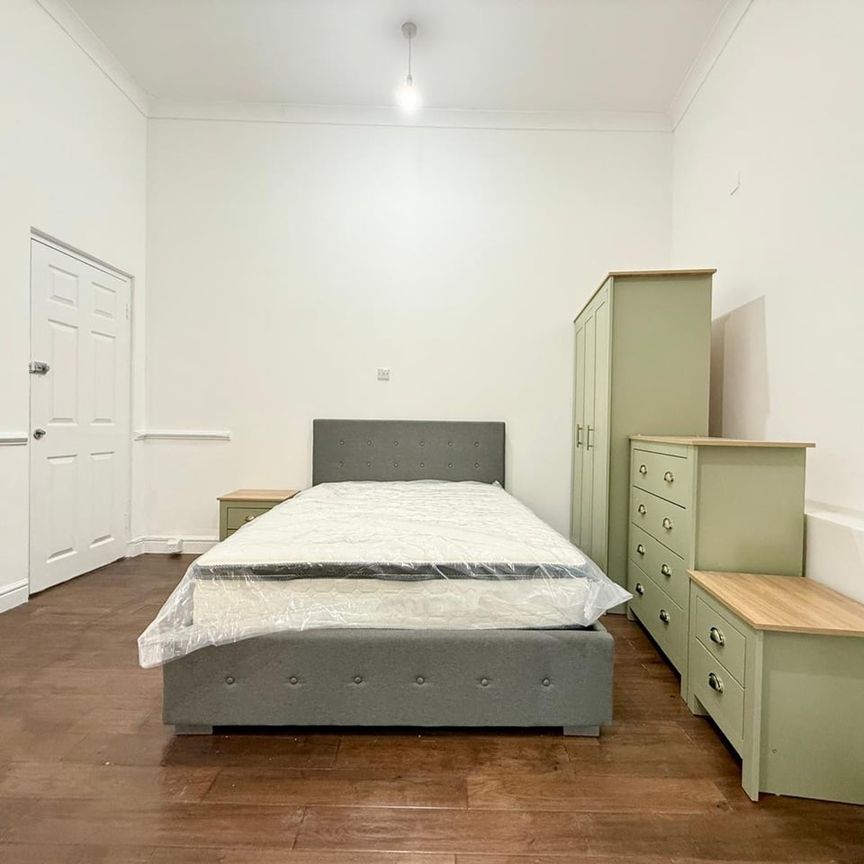 Studio Flat, Fairfield Street, SW18 - Photo 1