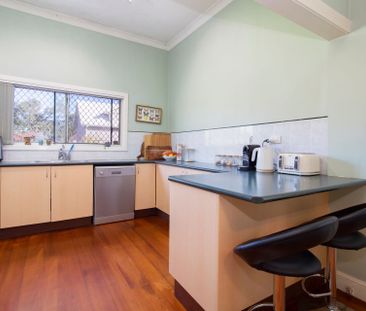 Charming Hamilton Classic in a Prime Location - Photo 4