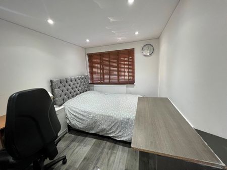 Room in a Shared House, Scarborough Street, E1 - Photo 5