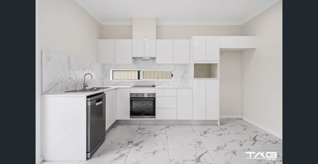 TWO BEDROOM FLAT! - Photo 1