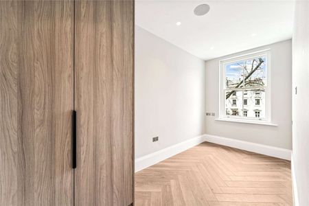 Beautiful newly renovated two bedroom apartment located on a peaceful Knightsbridge garden square. - Photo 5