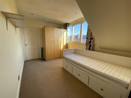 Upham Park Road, Chiswick, W4, London - Photo 1