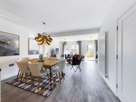 Price £2,400 pcm - Available Now - Furnished - Photo 1