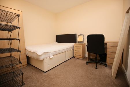 1 Bed Flat, Queen Victoria Road, CV1 - Photo 2
