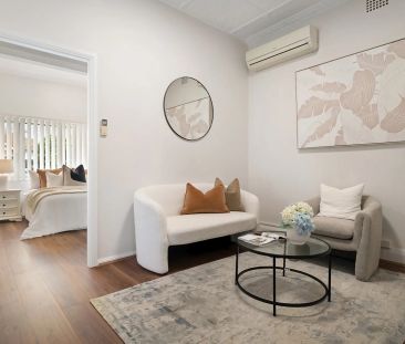 Charming Renovated Home in a Prime Carlton Location - Photo 1