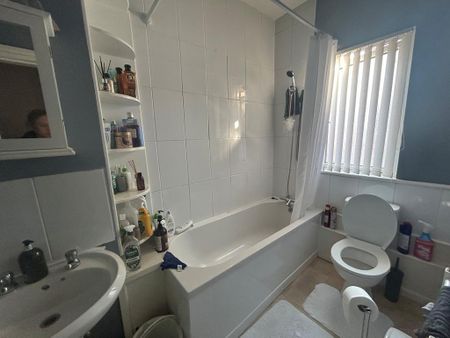 1 bedroom in a house share to rent - Photo 4