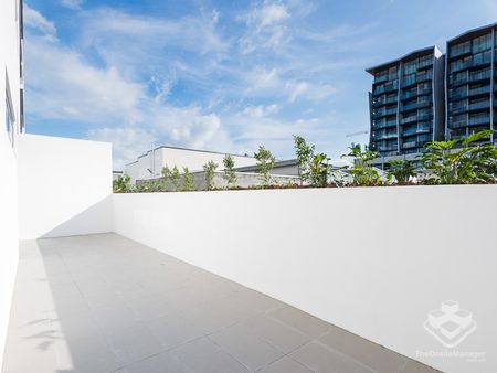 PRIVATE- Huge outdoor living space. - Photo 5