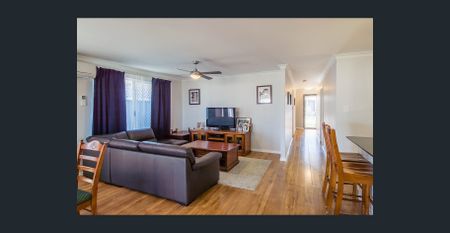 GREAT FAMILY HOME! - Photo 5