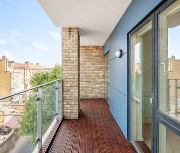 Flat to rent - Boyson Road, London, SE17 - Photo 3