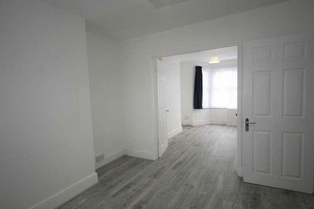 Bedroom House- Kensington Road, Reading, RG30 - Photo 2