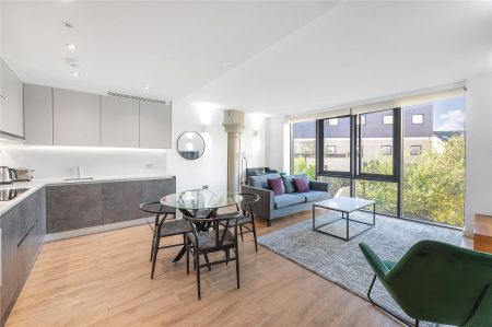 St. Georges Apartments, Brentford, TW8 flat to rent - Photo 2