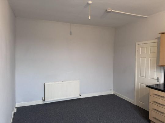 2 bedroom Flat To Let - Photo 1