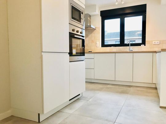 Gerenoveerde 4-slaapkamer woning met grote tuin en garage! - Photo 1