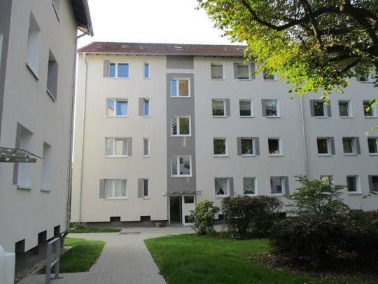 Schöne, renovierte 3-Zimmer-Wohnung mit Balkon! - Photo 1