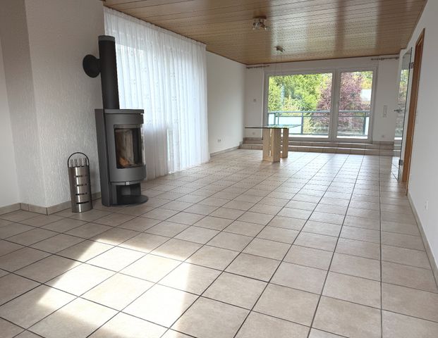 Ihr neues Zuhause zum Wohlfühlen – großzügige Dachgeschosswohnung im Zweifamilienhaus! - Photo 1