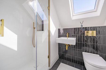 Available to let this modern family home built by Berkley Homes, located within walking distance of Sunninghill High Street. - Photo 5