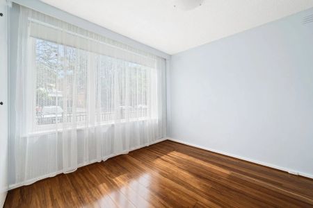 Beautifully Located Ground Floor Apartment! - Photo 2