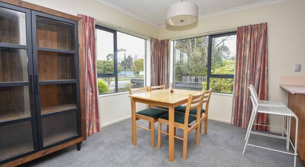 3 bedroom home handy to town - Photo 1