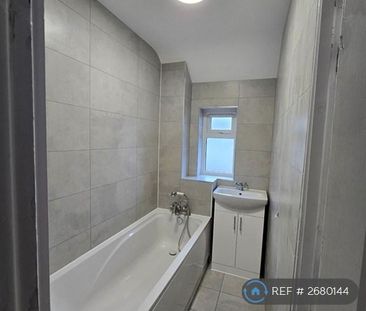 3 bedroom end of terrace house to rent - Photo 5