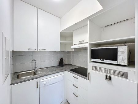 Gerenoveerd twee slaapkamer appartement met zijdelings zeezicht. - Photo 4