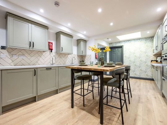 Crowell Road Room 6 - Photo 1