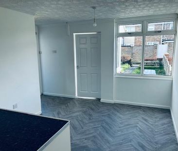 3 bedroom terraced house to rent - Photo 6