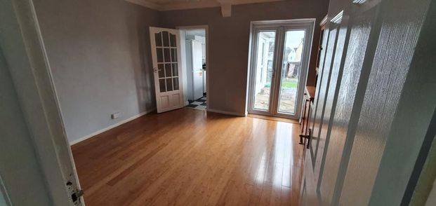 £1,400 PCM, Spacious Four Bedroom House with Off-Road Parking and Large Enclosed Garden in St David’s Crescent, Penarth, Vale of Glamorgan, CF64 3LZ - Photo 1