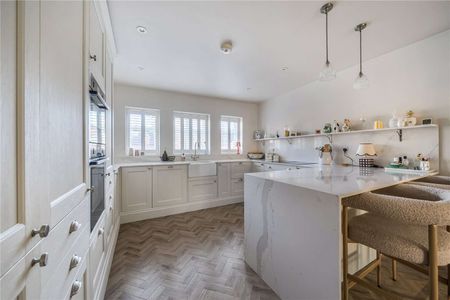 A stylish and contemporary family home in a sought-after location - Photo 3