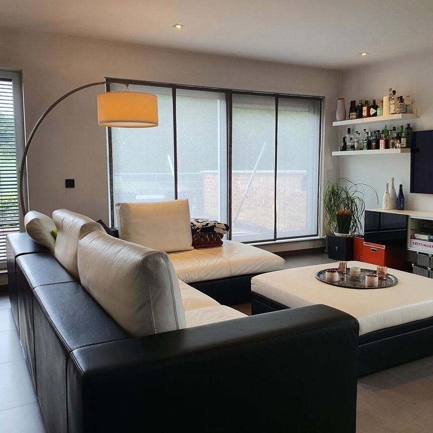 Appartement met 2 slaapkamers, ruim terras en autostaanplaats te OLV Olen ! - Photo 1