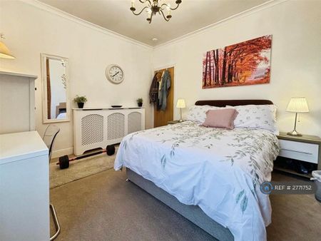 1 bedroom in a house share to rent - Photo 2