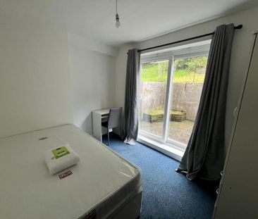 5 bedroom semi-detached house to rent - Photo 4