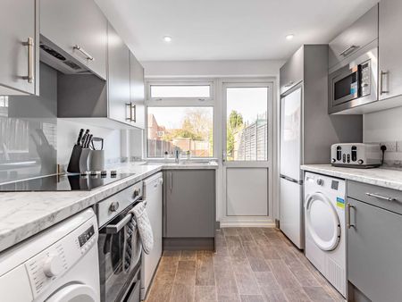 Modern Double Rooms **Virtual 3D Tour Available** Room 1 - Photo 3